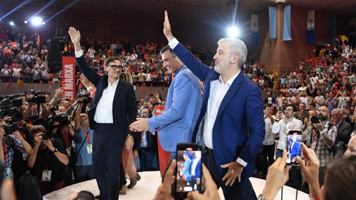 Votan en Barcelona los candidatos y sus agendas en una ciudad donde