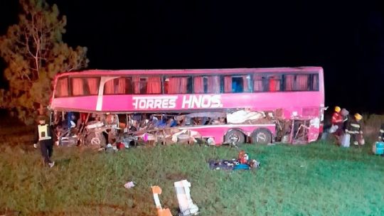 Accidente fatal en Santa Fe: cinco personas murieron tras el choque entre un camión y un micro