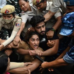 El luchador indio Vinesh Phogat junto a otros son detenidos por la policía mientras intentaban marchar hacia el nuevo parlamento de la India, justo cuando estaba siendo inaugurado por el primer ministro Narendra Modi, durante una protesta contra Brij Bhushan Singh, jefe de la federación de lucha libre, por acusaciones de acoso sexual e intimidación, en Nueva Delhi. | Foto:ARUN THAKUR / AFP