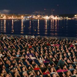 Espectadores ven la película "The Way of the Dragon" en el "Cinema de la plage" durante la 76ª edición del Festival de Cine de Cannes en Cannes, sur de Francia. | Foto:STEFANO RELLANDINI / AFP