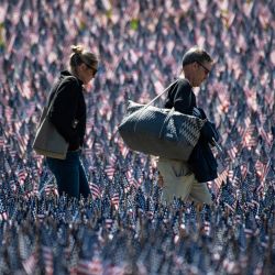 Un grupo de personas recorre un monumento con banderas estadounidenses colocado junto al Monumento a los Soldados y Marineros por el Fondo de Héroes Militares de Massachusetts con motivo del Día de los Caídos, en Boston, Massachusetts. | Foto:Joseph Prezioso / AFP