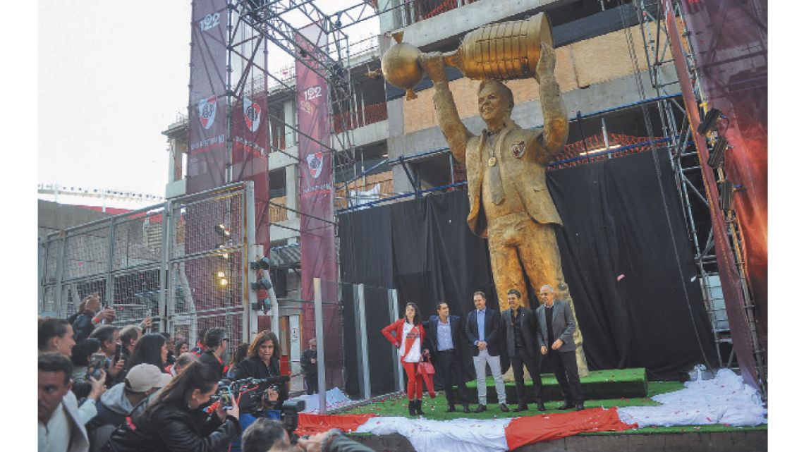 Ils ont inauguré la statue de Gallardo dans le Monumental