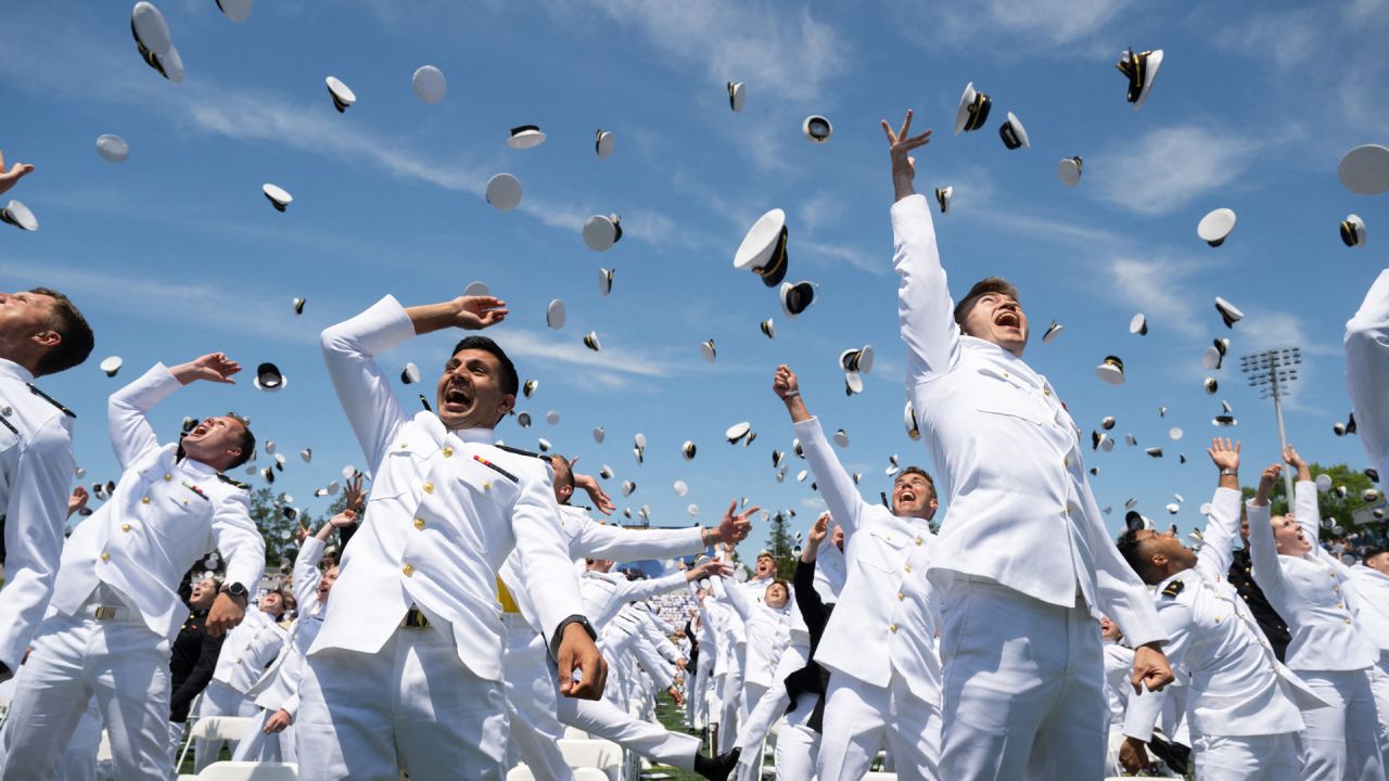 Graduados de la Academia Naval de EE.UU. lanzan sus sombreros al aire al término de la ceremonia de graduación y nombramiento de 2023 de la Academia Naval de EE.UU. en el Navy-Marine Corps Memorial Stadium en Annapolis, Maryland. | Foto:SAUL LOEB / AFP