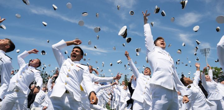 Graduados de la Academia Naval de EE.UU. lanzan sus sombreros al aire al término de la ceremonia de graduación y nombramiento de 2023 de la Academia Naval de EE.UU. en el Navy-Marine Corps Memorial Stadium en Annapolis, Maryland.