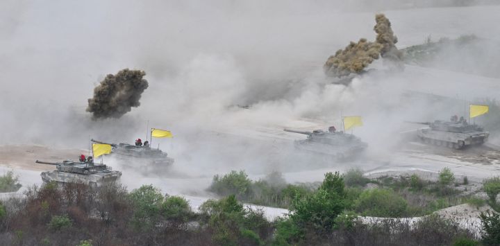 Tanques K-2 de Corea del Sur disparan proyectiles de humo durante un simulacro militar conjunto de Corea del Sur y Estados Unidos en el Campo de Entrenamiento de Fuego Seungjin en Pocheon.