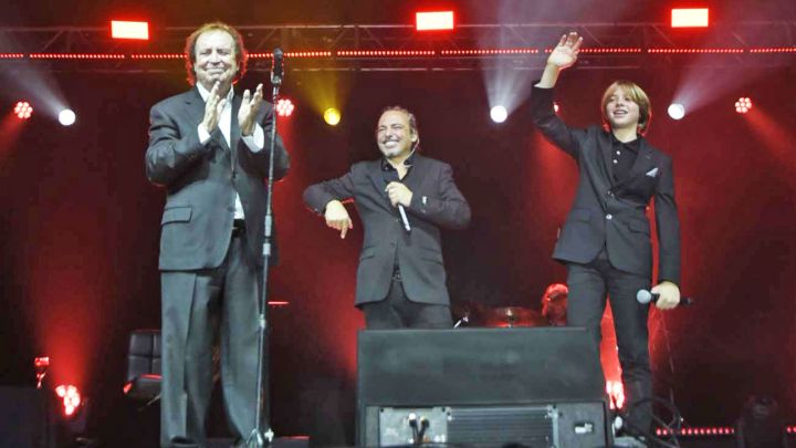En familia. Dyango, su hijo Marcos Llunas, y su nieto Axel, famoso por la serie Luis Miguel.