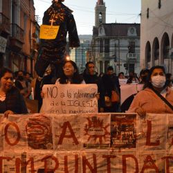 Miembros de organizaciones defensoras de los derechos de los niños protestan contra los casos de pederastia cometidos por sacerdotes católicos en décadas pasadas en Cochabamba, Bolivia. | Foto:FERNANDO CARTAGENA / AFP