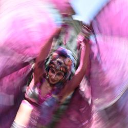 Una persona participa en el desfile anual "carnaval de las culturas" en Berlín, Alemania. El festival anual celebra la diversidad étnica y cultural de la capital alemana | Foto:Tobias Schwarz / AFP