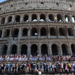 Los ciclistas pasan por delante del monumento del Coliseo durante la vigesimoprimera y última etapa del Giro de Italia 2023, de 135 km en Roma y sus alrededores. | Foto:Luca Bettini / AFP