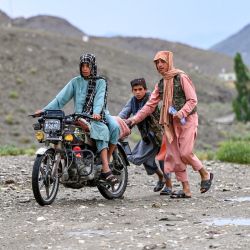 Niños afganos empujan una motocicleta por una carretera en el valle de Tangi del distrito de Saydabad, en la provincia de Maidan Wardak. | Foto:WAKIL KOHSAR / AFP