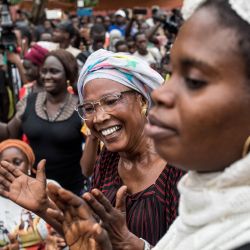 Simpatizantes del líder de la oposición Ousmane Sonko, cantan y bailan durante una concentración en Ziguinchor, Senegal. | Foto:MUHAMADOU BITTAYE / AFP