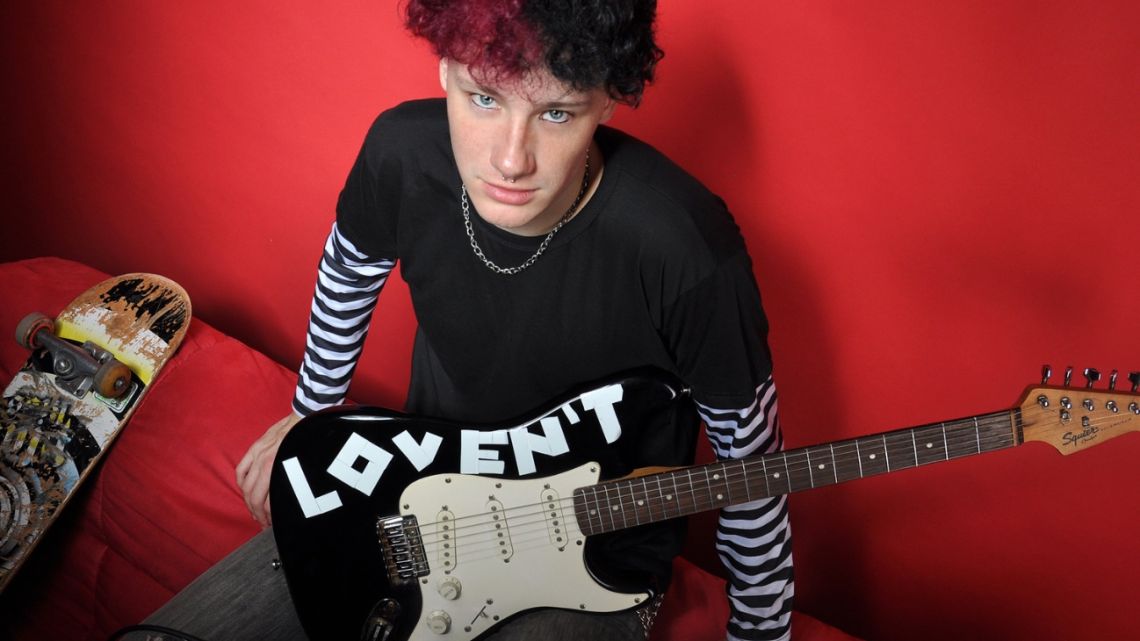Peka Roux reafirma su giro hacia el pop punk urbano con ‘Love’, su último sencillo