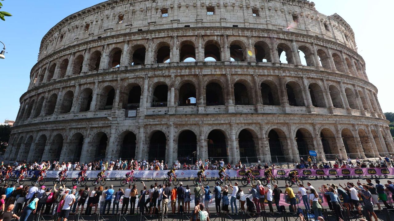 Los ciclistas pasan por delante del monumento del Coliseo durante la vigesimoprimera y última etapa del Giro de Italia 2023, de 135 km en Roma y sus alrededores. | Foto:Luca Bettini / AFP