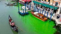 Canal de Venecia teñido de verde