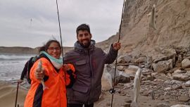 La Grutas, en el norte de la Patagonia, tiene buena pesca en un lugar paradisíaco, con playas llenas de formaciones rocosas rojizas del período precámbrico.