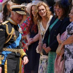 El rey Carlos III de Gran Bretaña habla con sus familiares después de presentar los honores de la Orden Real Victoriana al personal de la Marina Real que participó en el cortejo fúnebre de la difunta reina Isabel II de Gran Bretaña en el Castillo de Windsor, en Windsor. | Foto:Jonathan Brady / POOL / AFP