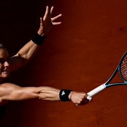 La griega Maria Sakkari devuelve un revés a la checa Karolina Muchova durante su partido individual femenino del primer día del Abierto de Roland-Garros de tenis en la pista Suzanne-Lenglen de París. | Foto:EMMANUEL DUNAND / AFP
