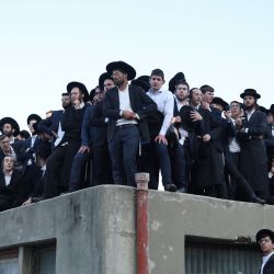 Los dolientes asisten al funeral del rabino Yerachmiel Gershon Edelstein, líder espiritual del judaísmo ultraortodoxo, en la escuela religiosa Ponevezh Yeshiva en la ciudad israelí de Bnei Brak. | Foto:JACK GUEZ / AFP
