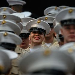 Miembros de las fuerzas armadas estadounidenses se reúnen para una foto de grupo en Times Square, como parte de las celebraciones de la "Semana de la Flota" en Nueva York. | Foto:Ed JONES / AFP