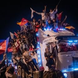 Partidarios del presidente turco Recep Tayyip Erdogan celebran la victoria de Erdogan tras la segunda vuelta de las elecciones presidenciales en la ciudad de Kahramanmaras, afectada por un terremoto. | Foto:CAN EROK / AFP