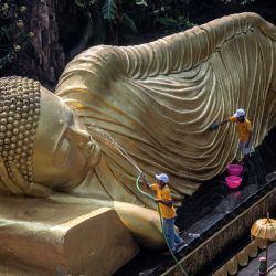 Trabajadores limpian una estatua de Buda en el templo de Maha Vihara Mojopahit, en Mojokerto, Indonesia, antes del festival de Vesak, que conmemora el nacimiento, la iluminación y la muerte de Buda. | Foto:JUNI KRISWANTO / AFP