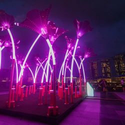 Visitantes observan la instalación lumínica "Trumpet Flowers" de Amigo & Amigo, de Australia, durante un avance para los medios del festival de arte iLight Singapore, en Marina Bay, Singapur. | Foto:ROSLAN RAHMAN / AFP