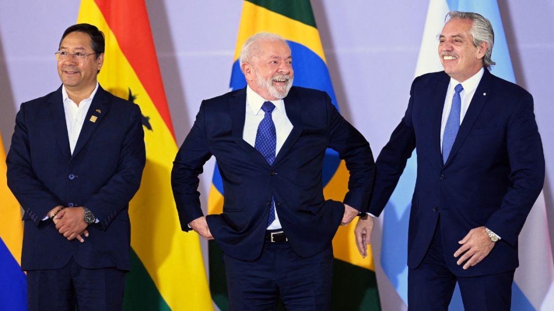 Bolivia's President Luis Arce, Brazil's President Luiz Inácio Lula da Silva and Argentina's President Alberto Fernández gesture before the family photo at Itamaraty Palace in Brasilia on May 30, 2023.