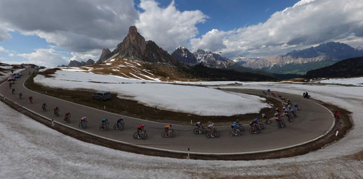 El pelotón de ciclistas desciende el puerto de Passo Giau en las montañas Dolomitas durante la decimonovena etapa del Giro de Italia 2023, 183 km entre Longarone y Tre Cime di Lavaredo.