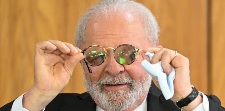 El presidente de Brasil, Luiz Inácio Lula da Silva, sostiene sus gafas durante una rueda de prensa, en Brasilia.