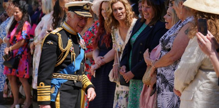 El rey Carlos III de Gran Bretaña habla con sus familiares después de presentar los honores de la Orden Real Victoriana al personal de la Marina Real que participó en el cortejo fúnebre de la difunta reina Isabel II de Gran Bretaña en el Castillo de Windsor, en Windsor.