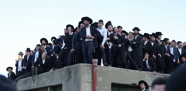 Los dolientes asisten al funeral del rabino Yerachmiel Gershon Edelstein, líder espiritual del judaísmo ultraortodoxo, en la escuela religiosa Ponevezh Yeshiva en la ciudad israelí de Bnei Brak.