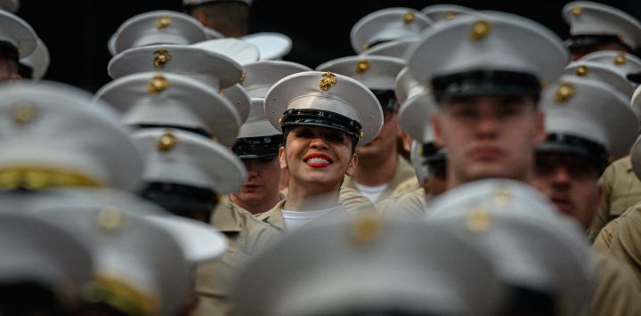 Miembros de las fuerzas armadas estadounidenses se reúnen para una foto de grupo en Times Square, como parte de las celebraciones de la "Semana de la Flota" en Nueva York.