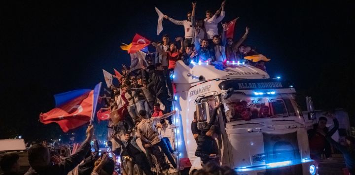 Partidarios del presidente turco Recep Tayyip Erdogan celebran la victoria de Erdogan tras la segunda vuelta de las elecciones presidenciales en la ciudad de Kahramanmaras, afectada por un terremoto.