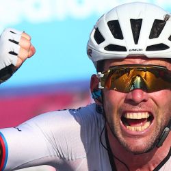 El ciclista británico Mark Cavendish, del equipo Astana Qazaqstan, celebra al cruzar la línea de meta su victoria en la vigésimo primera y última etapa del Giro de Italia 2023 de ciclismo. | Foto:Luca Bettini / AFP