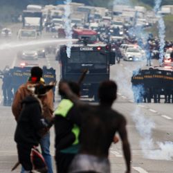Indígenas guaraníes mbya chocan con la policía militar durante una manifestación por sus derechos a la tierra en la carretera de Bandeirantes en Sao Paulo, Brasil. | Foto:Allison Sales / AFP
