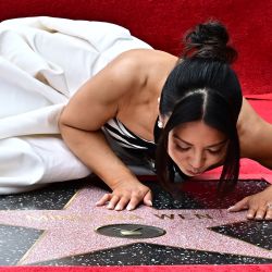 La actriz y modelo estadounidense Ming-Na Wen reacciona durante la ceremonia de descubrimiento de su estrella en el Paseo de la Fama de Hollywood en Hollywood, California. | Foto:Frederic J. Brown / AFP