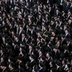 Los dolientes se reúnen durante el funeral del rabino Yerachmiel Gershon Edelstein, uno de los líderes espirituales del judaísmo ultraortodoxo, en la escuela religiosa Ponevezh Yeshiva en la ciudad israelí de Bnei Brak, de mayoría judía ortodoxa. | Foto:JACK GUEZ / AFP