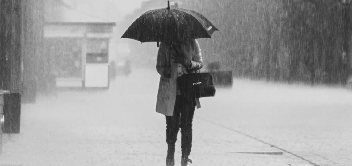 5 prendas infaltables para los días de lluvia