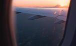 "Volar me cambió la vida": cómo es trabajar 30 años arriba de un avión