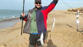 El otoño es tiempo de pejerreyes en la playa. Desde San Clemente a las costas rionegrinas, alternativas llenas de piques. (Foto: Diego Fernández).