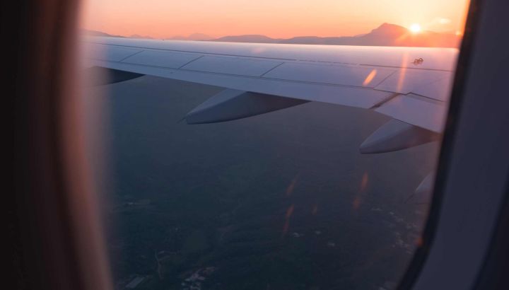 "Volar me cambió la vida": cómo es trabajar 30 años arriba de un avión