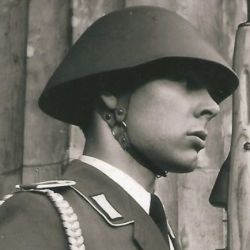 Los cascos de protección de los soldados según las épocas y las necesidades.