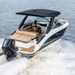 La SLX 260 es la primer Sea Ray desarrollada por un equipo exclusivamente femenino.