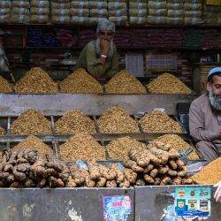 Comerciantes esperan a los clientes en un puesto de un mercado de Rawalpindi, Pakistán. | Foto:Farooq Naeem / AFP