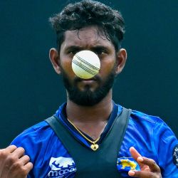 El jugador de Sri Lanka Dushan Hemantha lanza una bola durante una sesión de entrenamiento en el Estadio Internacional de Cricket Suriyawewa Mahinda Rajapaksa de Hambantota, antes de sus tres partidos internacionales de un día contra Afganistán. | Foto:ISHARA S. KODIKARA / AFP