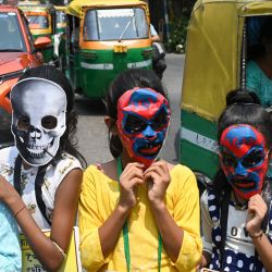Escolares con mascarillas participan en una concentración de concienciación contra el consumo de tabaco con motivo del "Día Mundial Sin Tabaco" en Calcuta, India. | Foto:DIBYANGSHU SARKAR / AFP