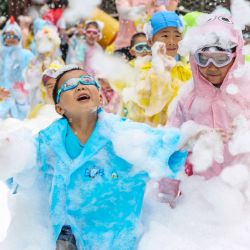 Esta foto muestra a niños jugando con burbujas en un jardín de infancia durante un evento para celebrar el Día Internacional del Niño en Nanjing, en la provincia oriental china de Jiangsu. | Foto:AFP
