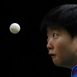 La china Sun Yingsha mira la pelota durante el partido final de tenis de mesa individual femenino en las Finales de los Campeonatos Mundiales de Tenis de Mesa ITTF 2023 en Durban. | Foto:PHILL MAGAKOE / AFP