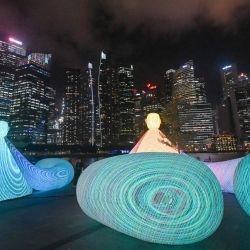 La instalación lumínica "Tree Man" de ENESS, de Australia, durante un avance para los medios del festival de arte iLight Singapore en Marina Bay, Singapur. | Foto:ROSLAN RAHMAN / AFP