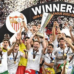 Los jugadores del Sevilla celebran con el trofeo tras ganar el partido de fútbol de la final de la UEFA Europa League entre el Sevilla FC y el AS Roma en el Puskas Arena de Budapest, Hungría. | Foto:ATTILA KISBENEDEK / AFP